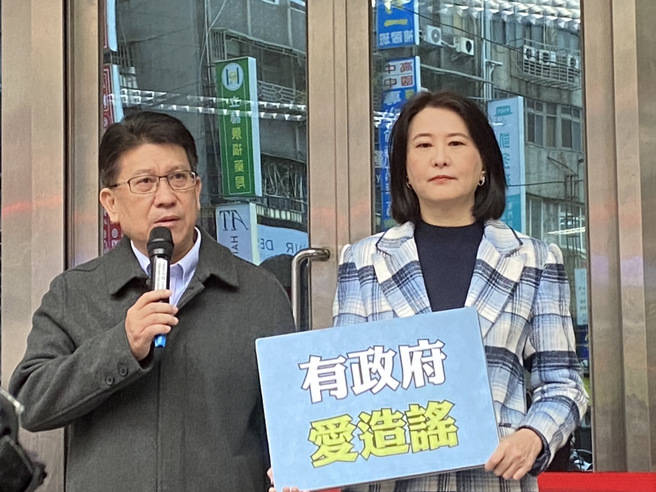 国民党立委林思铭、王鸿薇代表党团前往中正一警分局，告发农业部、数发部在内的各部会违反《社会秩序维护法》。(陈鸿伟摄)