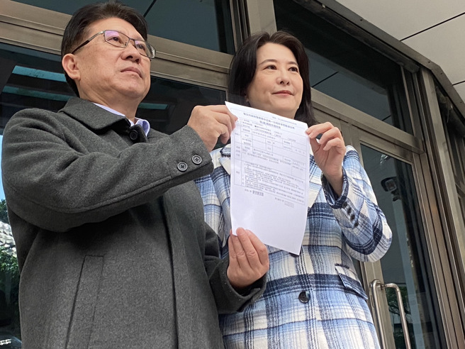 国民党立委林思铭、王鸿薇代表党团前往中正一警分局，告发农业部、数发部在内的各部会违反《社会秩序维护法》。(陈鸿伟摄)