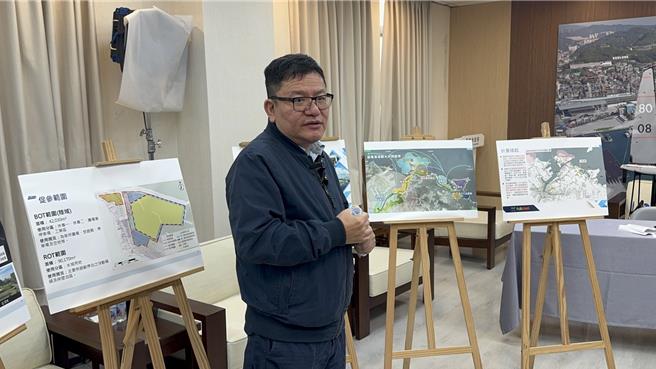 基隆市政府23日宣布，将与财政部国有财产署合作八斗子游艇港改良开发计画，预计于2月中旬上网招商。图为基市府秘书长方定安说明计画。（徐佑升摄）