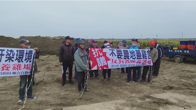 嘉义东石港口村长率眾到整地打算盖养鸡场的场址拉白布条抗议。（廖素慧摄）
