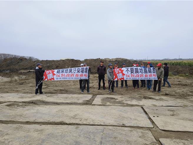 业者买下东石这块地申请获准盖养鸡场，村长率眾拉白布条抗议。（廖素慧摄）