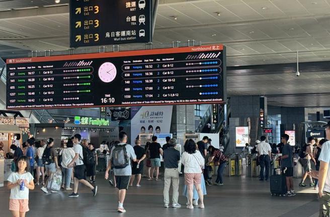 今年春節期間，交通部與高鐵首度於台中站成立前進指揮所，針對自由座人潮進行即時監控，並與台鐵以及國道客運保持橫向聯繫，當人潮過多時，則啟動「聯合疏運」機制。（本報資料照）