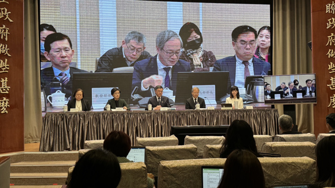 行政院长卓荣泰等人23日举行「114年度中央政府总预算相关说明」记者会；文化部长李远（图中）疑似讲到激动落泪。（资料照/姚志平摄）
