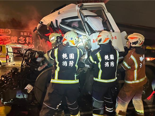 桃园市大园区中正东路交流道，23日凌晨4时许，约54岁黄姓男驾驶1辆曳引车疑似未注意前车状况，追撞前方51岁张姓男驾驶的曳引车，因撞击力道过大，导致黄男当场OHCA，送医后仍宣告不治。（翻摄照片／廖姮玥桃园传真）