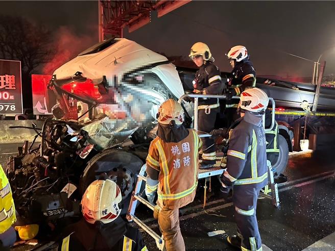 桃园市大园区中正东路交流道，23日凌晨4时许，约54岁黄姓男驾驶1辆曳引车疑似未注意前车状况，追撞前方51岁张姓男驾驶的曳引车，因撞击力道过大，导致黄男当场OHCA，送医后仍宣告不治。（翻摄照片／廖姮玥桃园传真）