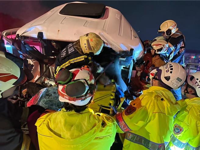 桃园市大园区中正东路交流道，23日凌晨4时许，约54岁黄姓男驾驶1辆曳引车疑似未注意前车状况，追撞前方51岁张姓男驾驶的曳引车，因撞击力道过大，导致黄男当场OHCA，送医后仍宣告不治。（翻摄照片／廖姮玥桃园传真）