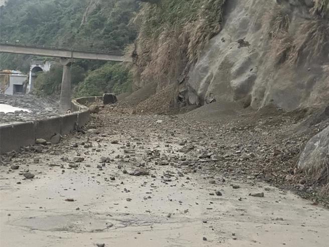 受0121嘉义大埔地震影响，由于地震后山区土石松动，农业部农村水保署针对震度5强以上地区检视评估后，将嘉义县大埔乡、台南市楠西区、南化区、东山区、高雄市那玛夏区等3县市5乡镇区之土石流警戒基准值紧急调降50至100mm。图为1021大埔强震造成大埔乡西兴村土石崩落阻断交通。（示意图／嘉县府提供）