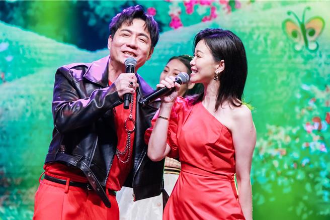 陈随意跟老婆谢宜君深情对唱，让眾人相当感动。（中视提供）