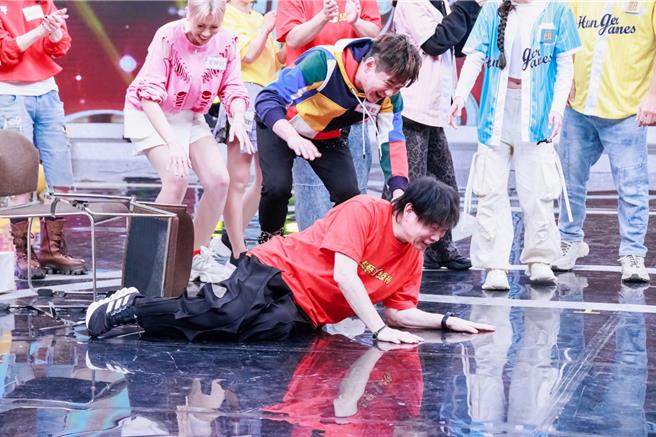 康康（中）为了节目效果倒地。（中视提供）