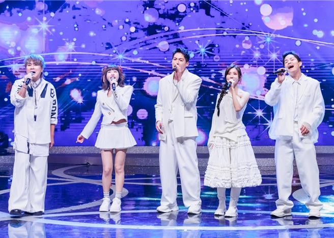 王仁甫（左起）、峮峮、许孟哲、蔡黄汝、孙协志一同演唱〈因为有你〉。（中视提供）