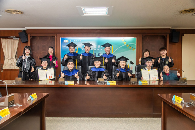 嘉药今为成绩优异提前毕业同学举办微型毕业典礼。(照片/嘉药提供)