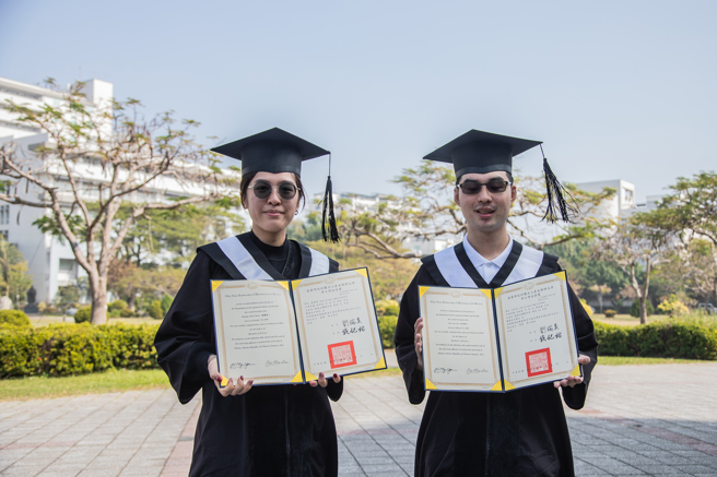 嘉药何芮安(右)与黄慧君在农历年前提早毕业取得大学学歷。(照片/嘉药提供)