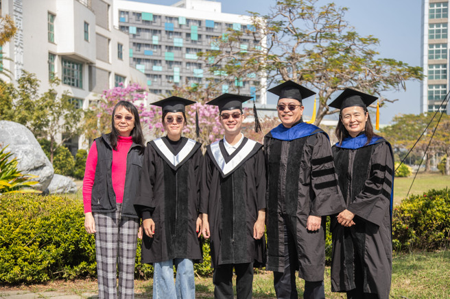 嘉药何芮安(右三)与黄慧君(右四)带着满满师长祝福展开新的旅程。(照片/嘉药提供)