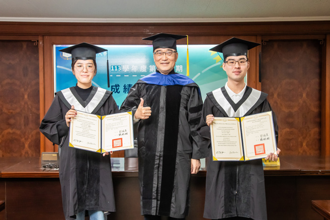 嘉药校长钱纪铭(中)祝福二位提早毕业学生追求梦想保持初心。(照片/嘉药提供)
