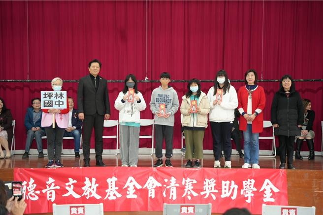 岁末寒冬送温暖，德音文教基金会董事长、新北市议员陈仪君于21日举办「德音文教基金会」清寒奖助学金颁奖典礼。（陈仪君办公室提供）