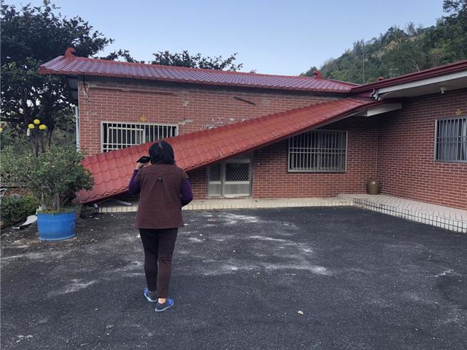 1021大埔强震造成大埔乡西兴村土石崩落阻断道路。（嘉县府提供／廖素慧嘉县传真）