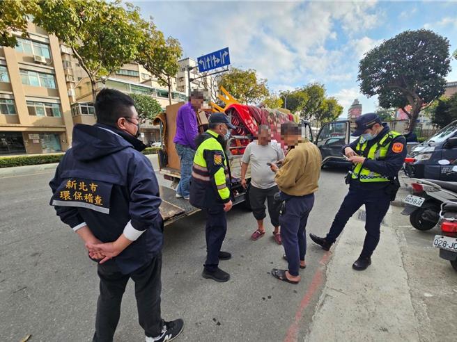 新北市土城警分局配合環保局，針對大型車懸掛危險標示、未請領通行證與超載或號牌汙穢等違規行為進行稽查，統計1月取締21件違規案件。（土城警分局提供）