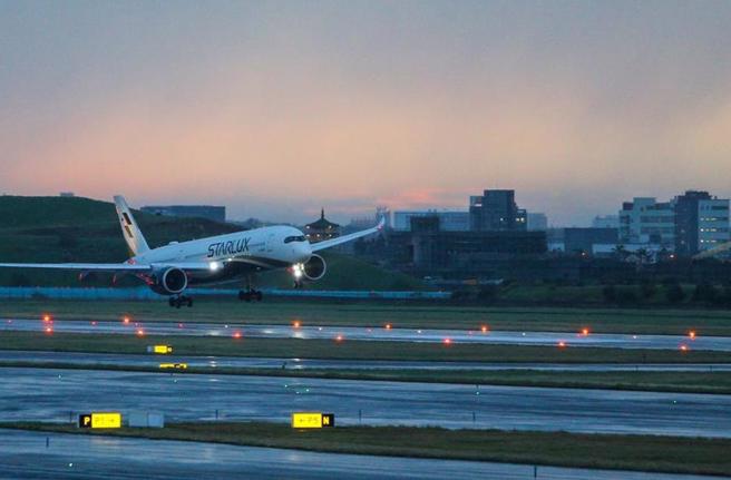 桃園國際機場31日受康芮颱風影響，航班取消逾200班次。下午桃園機場空側風速過大，降落航班在瞬間的側飛吹來時，整台飛機左右晃動，甚至多架航班遭遇強側風，只好拉高重飛。（本報資料照）