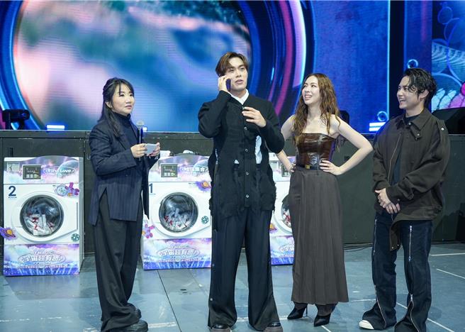 告五人今在记者会上抽出幸运歌迷，送上演唱会门票、合照及vivo手机。（罗永铭摄）