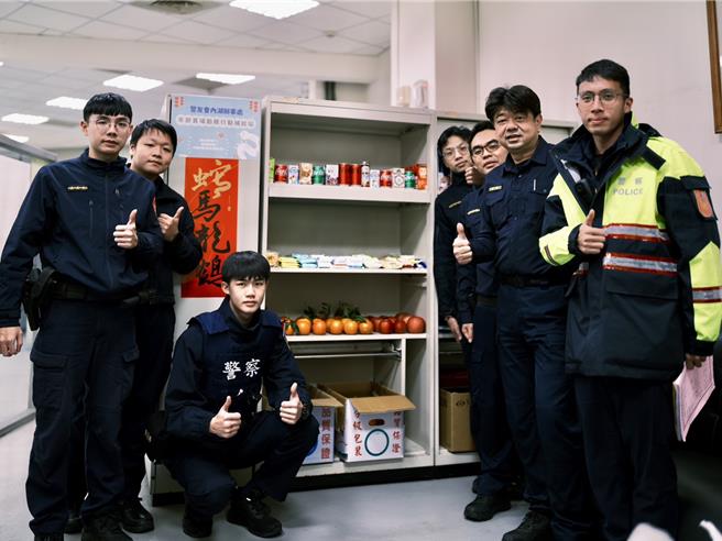 警友会设置行动补给站慰劳员警辛劳。(翻摄照片／林郁平台北传真）