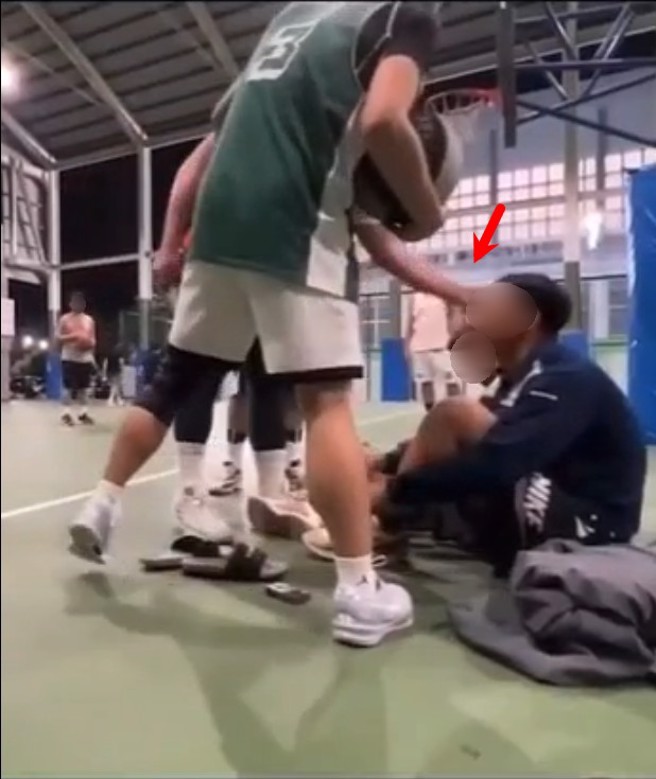 受伤男子在一旁休息准备离开，还被暴力男巴头、出脚踢。（翻摄爆料公社）