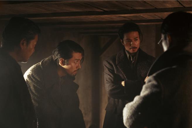 玄彬在《哈爾濱》中與李棟旭飾演同袍。（網銀國際影視提供）