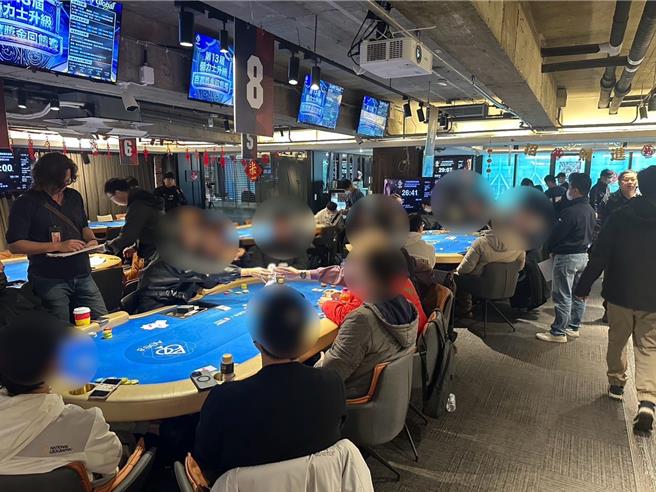 松山分局破獲德州撲克賭場，查扣抽頭金、籌碼等贓證物。(翻攝照片／林郁平台北傳真）