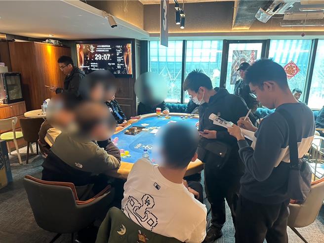 松山分局破獲德州撲克賭場，查扣抽頭金、籌碼等贓證物。(翻攝照片／林郁平台北傳真）