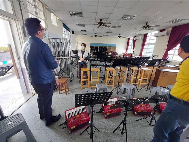 桃园市新屋区头洲国小2019年1月成立儿童节奏乐队，为新屋区唯一成立儿童乐队的学校，民进党籍议员陈睿生争取逾102万元补助学校更新乐器、服装等。（陈睿生提供／廖姮玥桃园传真）