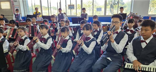 桃园市新屋区头洲国小2019年1月成立儿童节奏乐队，为新屋区唯一成立儿童乐队的学校，民进党籍议员陈睿生争取逾102万元补助学校更新乐器、服装等。（头洲国小提供／廖姮玥桃园传真）