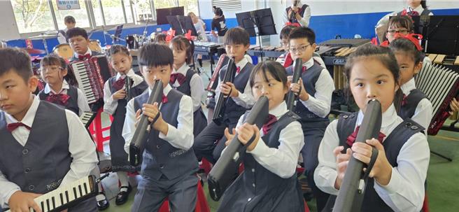 桃园市新屋区头洲国小2019年1月成立儿童节奏乐队，为新屋区唯一成立儿童乐队的学校，民进党籍议员陈睿生争取逾102万元补助学校更新乐器、服装等。（头洲国小提供／廖姮玥桃园传真）