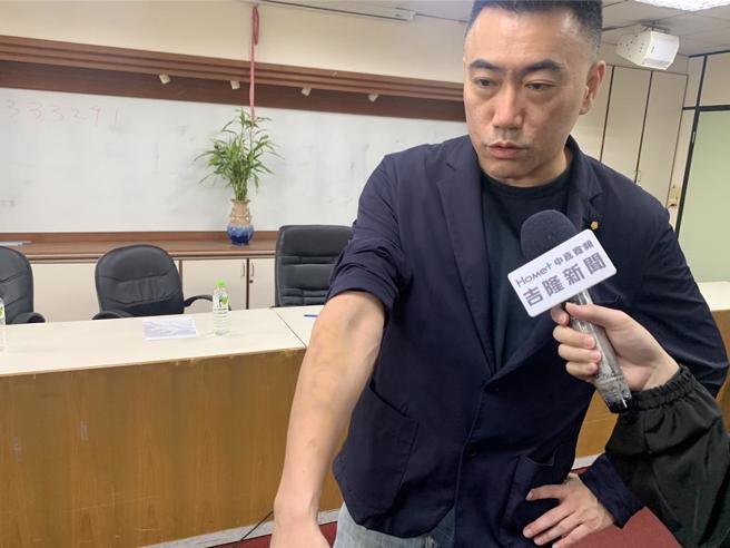 去年5月立法院蓝白两党推行国会改革相关法案，5月21日开议时爆发推挤，国民党立委林沛祥因守住门口遭多位绿委衝撞挂彩。林沛祥5月23日受访时秀出手臂瘀青，他认为绿委基于立场推挤，他能够理解。（资料照／徐佑升摄）