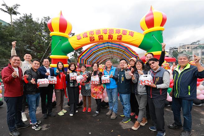 基隆市政府协调将原荒废的过港路自来水员工宿舍拆除辟建为停车场，共可停69台车，基隆市副市长邱佩琳23日代表市长谢国梁主持启用典礼。（基隆市政府提供／徐佑升基隆传真）