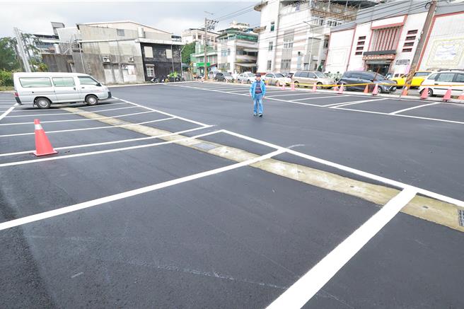 基隆市政府协调将原荒废的过港路自来水员工宿舍拆除辟建为停车场，共可停69台车。（基隆市政府提供／徐佑升基隆传真）