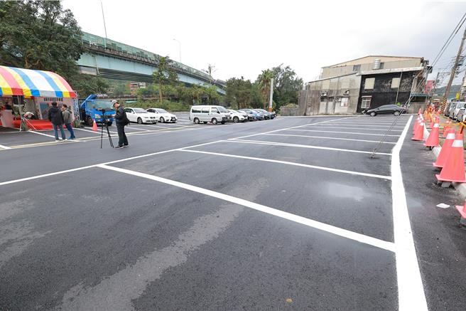 基隆市政府协调将原荒废的过港路自来水员工宿舍拆除辟建为停车场，共可停69台车。（基隆市政府提供／徐佑升基隆传真）