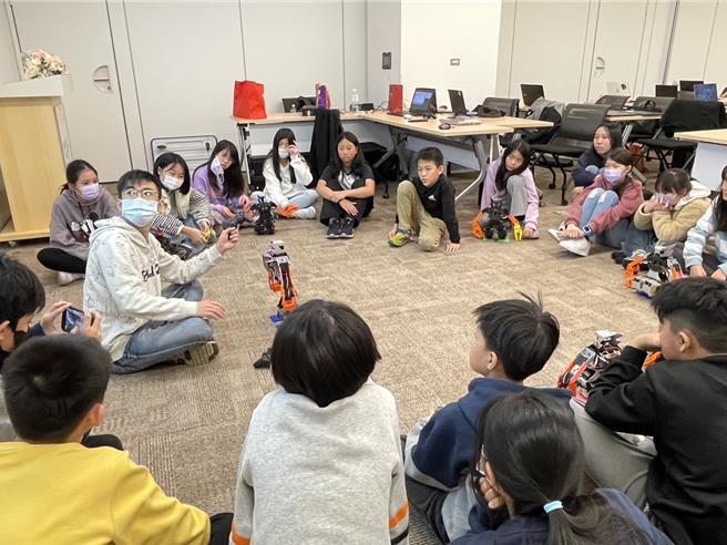 桃園市立圖書館攜手桃園市立經國國中創客中心，共同推出的「2025年書中黃金創客屋寒假營隊」於21日正式開跑。（桃市圖提供）