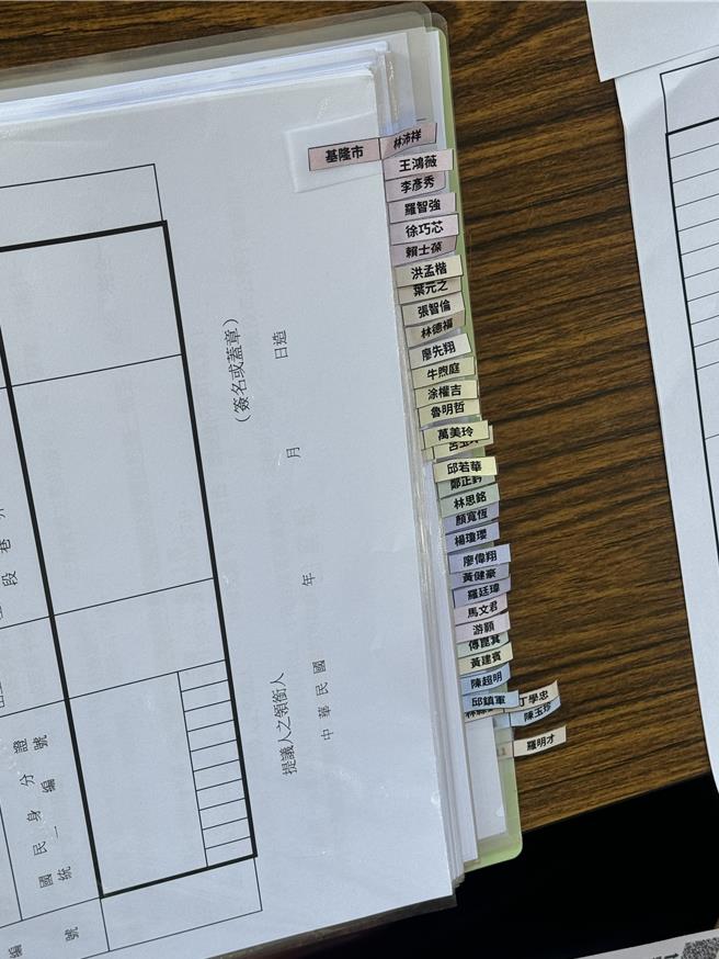 许智杰设立全台第一个立委大罢免连署站，现场提供不同选区的罢免连署书。（洪靖宜摄）