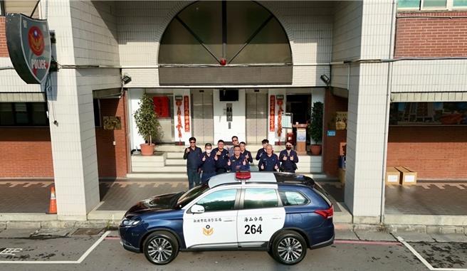 為協助警察維護社會治安，立肯企業股份有限公司今（23）日捐贈海山分局警用巡邏車，並由海山分局長林國民代表受贈。（海山警分局提供）