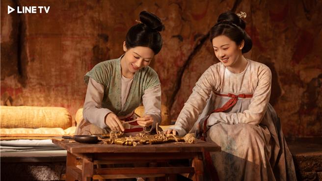 《国色芳华》杨紫（左）带闺蜜脱离苦海，结果仍无法挽救悲剧。（LINE TV提供）