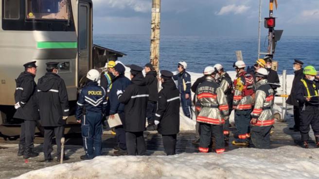 年約60歲的大陸女子，為了拍下美美的照片，闖入北海道的鐵軌內，遭列車撞擊命危。（翻攝北海道NEWS HUB）