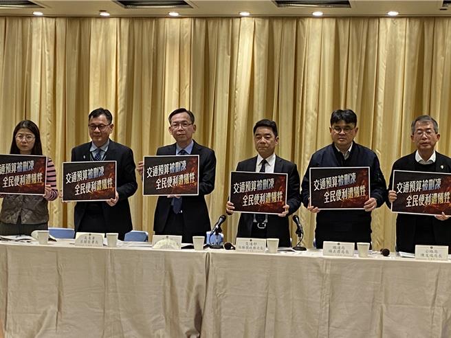 交通部政務次長伍勝園（右3）召開記者會說明預算被刪減、凍結影響，常務次長林國顯（左3）、鐵道局長楊正君（右2）、公路局長陳文瑞（右1）、氣象署長呂國臣（左2）等人也出席說明。（陳祐誠攝）