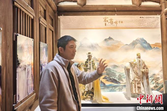 22日，「好久不见·台湾」台潮文创馆在福建省泉州市开馆。图为文创馆负责人陈玠甫向宾客介绍霹雳布袋戏。（中新网）