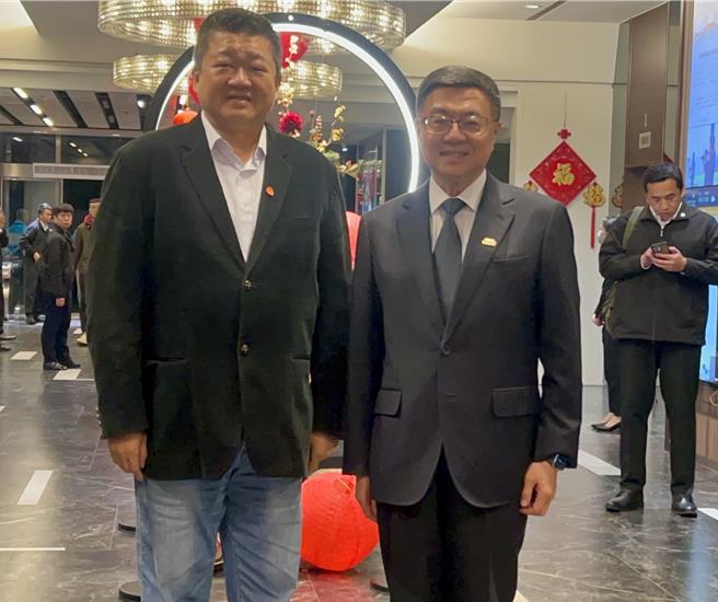 卓榮泰(右)出席民進黨今晚尾牙 。曾薏蘋攝