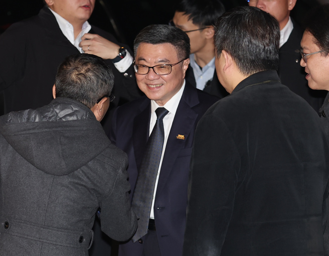 行政院長卓榮泰（中）23日出席民進黨尾牙。（姚志平攝）