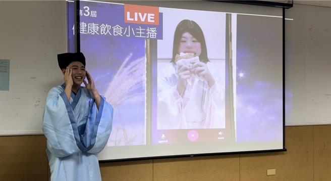 建兴国中生谢永家以嫦娥不忌口大啖鸡排、珍奶到不健康饮食习惯，呼吁聪明吃、营养才会跟着来，获得健康饮食小主播全国国中组第2名。（曹婷婷摄）