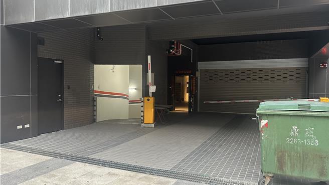 建商在会勘中解释，由于机车车道较为狭窄，可能造成会车时的安全疑虑，尤其是单靠现有监控系统，担忧无法有效掌握车辆动态，因此暂缓开放停车。（贺培晏摄）