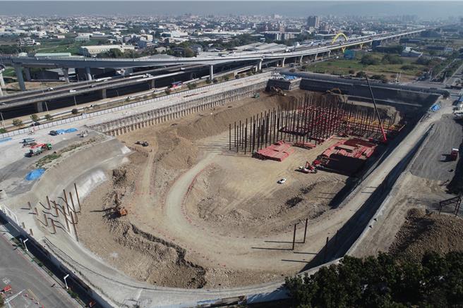 「台中巨蛋」已于去年3月动工，土方开挖作业已达80％，预计今年完成开挖作业，将迎接主体工程。（台中市建设局提供）