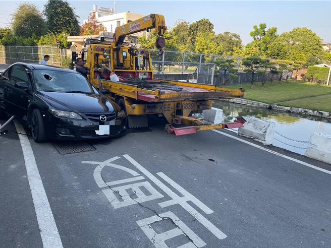 台中市23岁江姓男子23日下午驾车外出，不料行经雾峰区五福路时，与对向1辆特斯拉相撞，江男伤重当场无生命迹象，送医仍不治，详情尚待警方调阅监视器厘清。（民眾提供／潘虹恩台中传真）