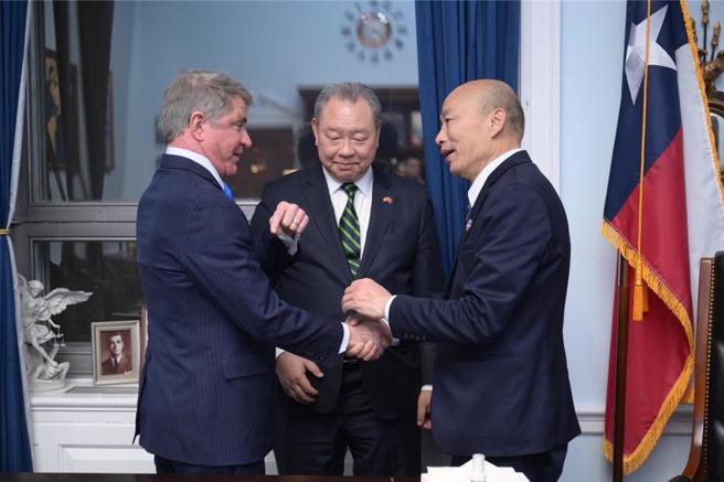 立法院长韩国瑜（右一）美东时间21日在驻美国代表处俞大㵢（中）大使等同仁陪同下，率代表团前往美国联邦眾议院及参议院大厦马不停蹄穿梭拜访，共计会晤了24位美国眾议院「国会台湾连线」核心成员及跨党派重要友台参议员。（立法院提供）