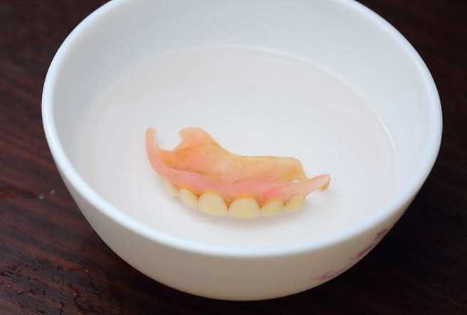 有媳妇看到婆婆用吃饭碗泡假牙，让她瞬间都没了胃口。（图／翻摄自脸书毒姑九贱婆媳讨论区）